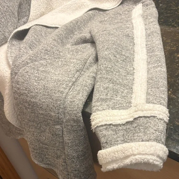 Gone to Goodwill. Splendid Brand From Anthropology Gray & Cream Women's Fleece - Picture 7 of 8